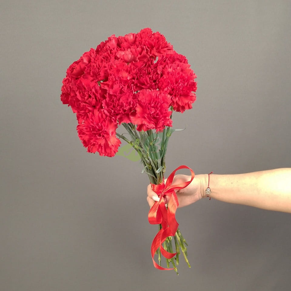 Букет из красных гвоздик